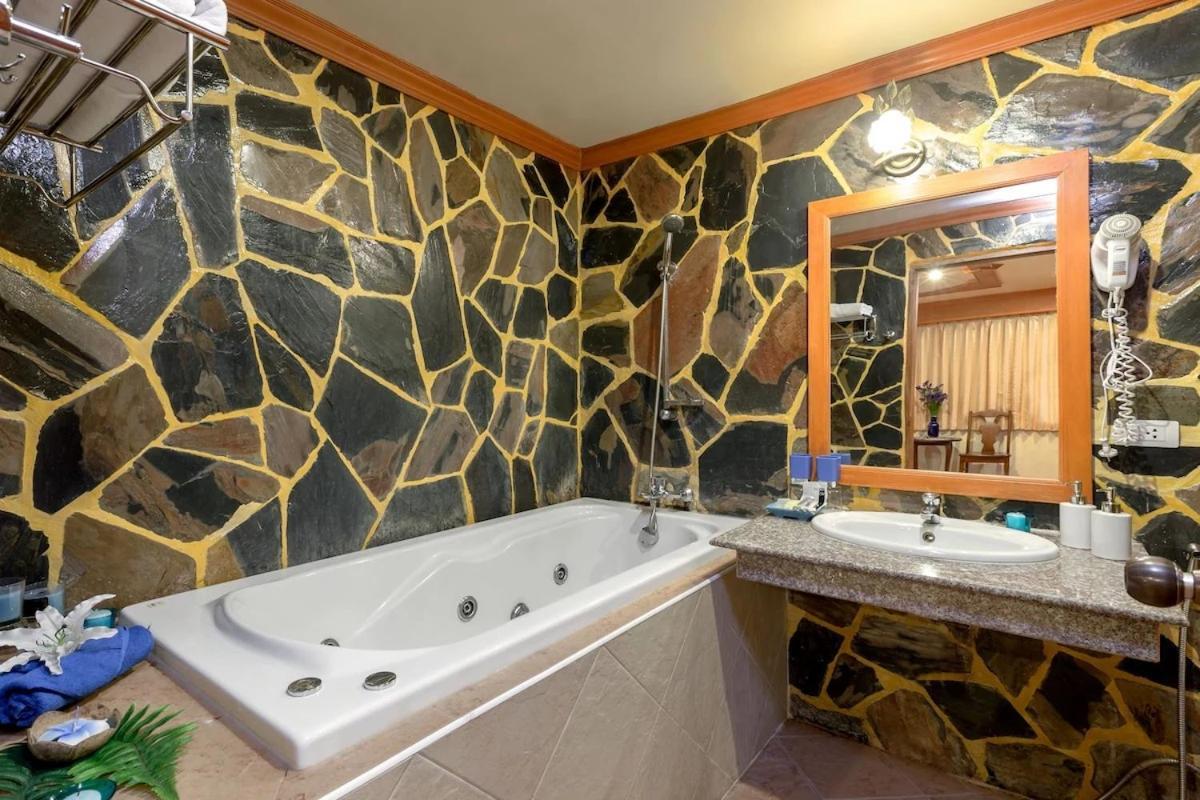 Tiger Complex By Eyg Hotel Patong Bagian luar foto