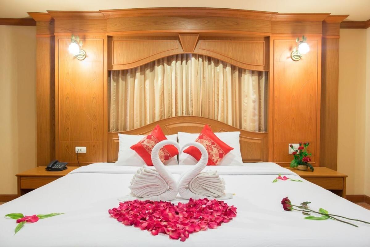 Tiger Complex By Eyg Hotel Patong Bagian luar foto