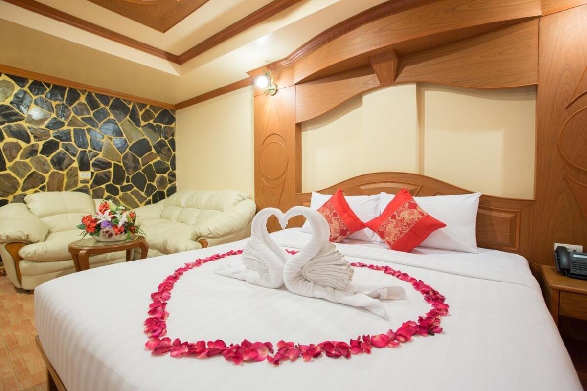 Tiger Complex By Eyg Hotel Patong Bagian luar foto