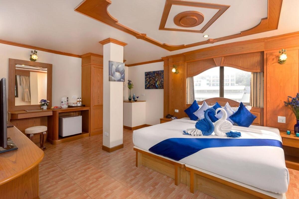 Tiger Complex By Eyg Hotel Patong Bagian luar foto